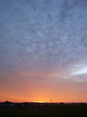 Obraz premium Sonnenuntergang unter bewölktem Himmel