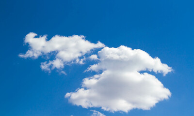 Obraz premium Summer sky. Cumulus clouds on a blue background. Partly cloudy.