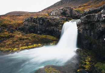 Ein kleiner Wasserfall auf den Westfjords in Island