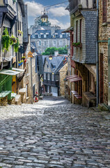 Fototapeta na wymiar Rue du Jerzual à Dinant en Bretagne, ambiance médiévale