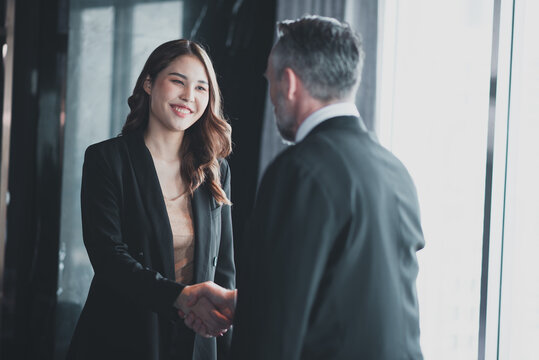 Business men work with partners to achieve business success.Business women work with partners to achieve business success.smiling business woman Cheerful and successful entrepreneurship.