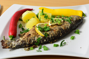 gebratene Forelle mit Petersilienkartoffeln, Zitronen und chili schotten
