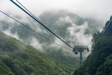 曇りの中のロープウェイ