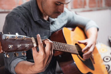 Hombre en casa con guitarra acústica, tocando y cantando. Concepto de músico compositor. guitarrista  - obrazy, fototapety, plakaty