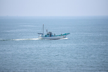 海　一隻の漁船