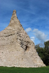 Fototapeta na wymiar La pyramide de Couhard, près d'Autun