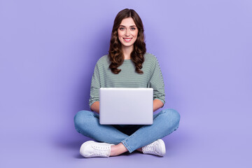 Naklejka premium Photo of pretty positive lady sitting floor enjoy using modern quality device gadget sale isolated on purple color background