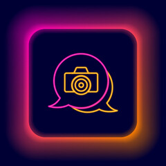 Obraz premium Glowing neon line Photo camera icon isolated on black background. Foto camera. Digital photography. Colorful outline concept. Vector