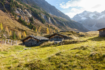 Almhütten in einer herbstlichen Berglandschaft in Österreich