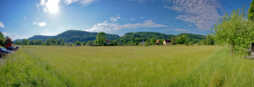 Sommer im Wiesenttal mit Blick auf die Burgruine Streitburg Panorama, Fränkische Schweiz