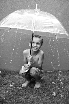 Menino Com Quarda Chuva 