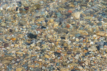 Kiesel im Wasser am Strand