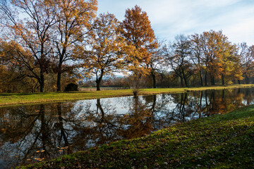 Öffentlicher Park Schloss Favorite bei Förch, am See 
