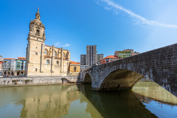 Fototapeta premium Panoramic view of Bilbao estuary with San Anton church and San Anton bridge