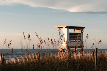 Naklejka premium Lifeguard station near the Wrightsville Beach in North Carolina at sunset