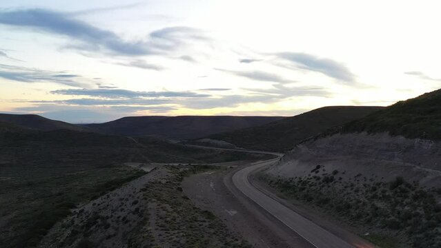 Ruta patagonica, ripio y mar, monta&ntilde;as bajas y cerros