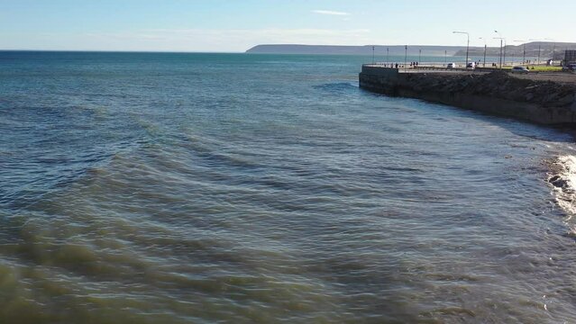 costanera olas golpeando la costa marea alta