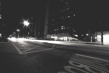 Rastro da luz dos faróis dos carros na Avenida Paulista noite de natal. Fotografia noturna. São...