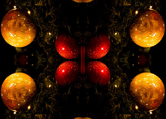 Bolas de Natal coloridas em Árvore de Natal enfeites decorativos usados em festa Natalina. Árvore...