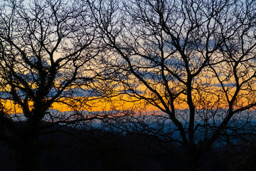 Sonnenuntergang mit Bäumen im Winter in Ebersteinburg