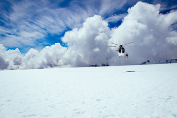 Helikopter landet auf Gletscher