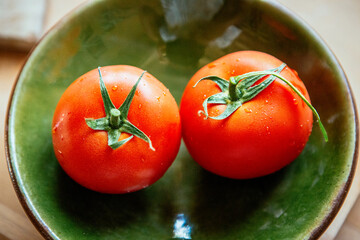 Zwei Tomaten in einer Schüssel