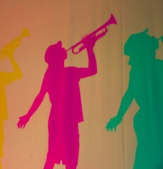 Silhueta de músico tocando trompete - Silhouettes of street musicians playing instruments	