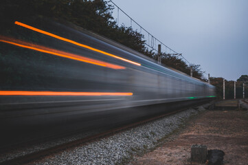 O tempo e a velocidade no transporte sobre trilhos de pessoas, conhecido como trem, no Brasil