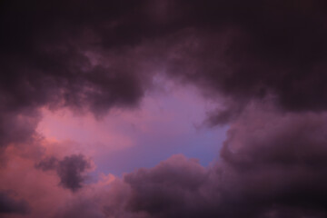 Obraz premium Picturesque view of sky with clouds in evening