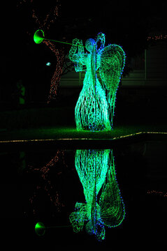A magia dos eventos natalinos e a cultura de enfeitar as casas e cidades no natal representada por uma imagem de um anjo tocando uma corneta