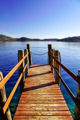 Naklejka premium wooden pier on the lake