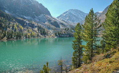 Fototapeta na wymiar Mountain lake, autumn nature, sunny day