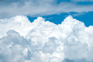 Naklejka premium Bright white clouds lined up in layers.