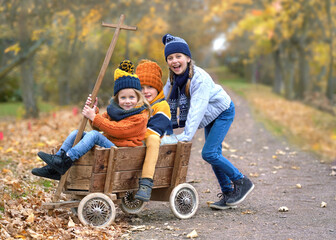 glückliche Kinder im Herbst