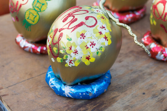Painting calligraphy on coconut fruits is a new trend for people in the year of the pig