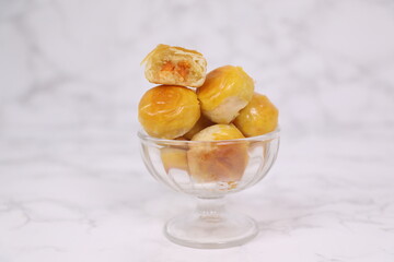 Snacks in the shape of a circle, put in a white plate.