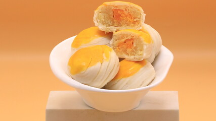 Snacks in the shape of a circle, put in a white plate.