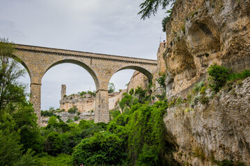 Obraz premium Bridge and ruins of the medieval village of Minerve in the South of France (Herault)