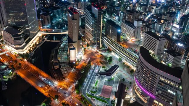 都市と道路の夜景の空撮　タイムラプス