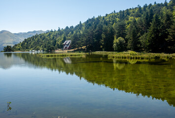 Randonnée en montagne dans les Pyrénées avec lac d'altitude