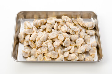 ステンレストレーに入った冷凍あさり