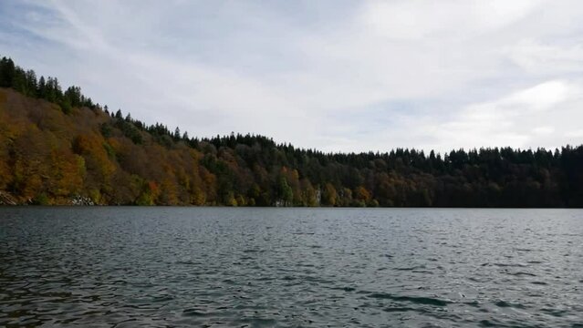 Paysage lac et montagne &agrave; l'automne. Lac Pavin, Auvergne, France 