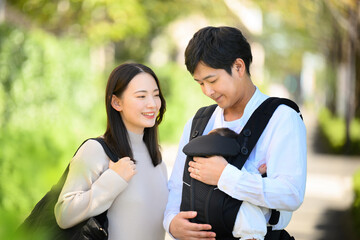 お出かけしている家族