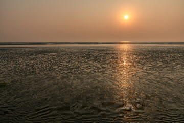Obraz premium A shot of sun during sunrise / sunset , early morning / nightfall at Digha Sea Beach, West Bengal.
