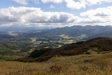 日本の岡山県と鳥取県にまたがる三平山からの美しい風景