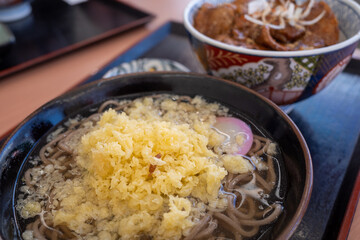 とても美味しい日本の豚丼と蕎麦