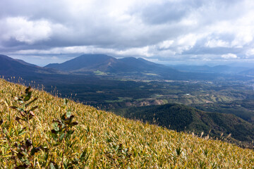 Fototapeta premium 日本の岡山県と鳥取県にまたがる三平山からの美しい風景