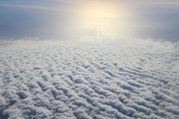 Fototapeta na wymiar Flug über Wolkendecke
