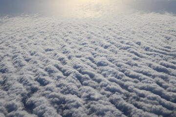 Flug über Wolkendecke