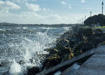 fale nad brzegiem morza © siwyk